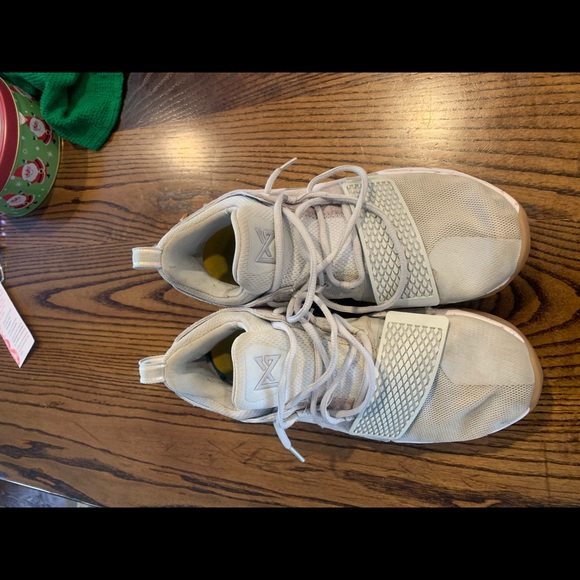 Basketball shoes for sale - Picture 2 of 2